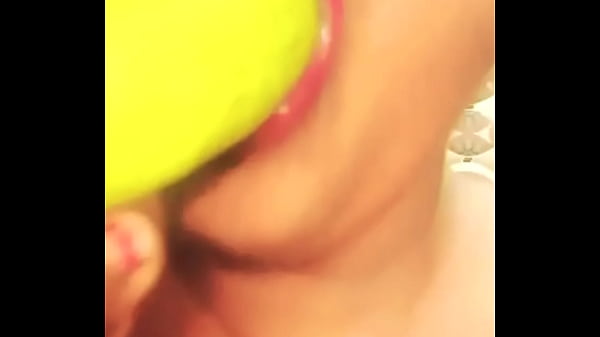 Donna indiana Scopa la bocca